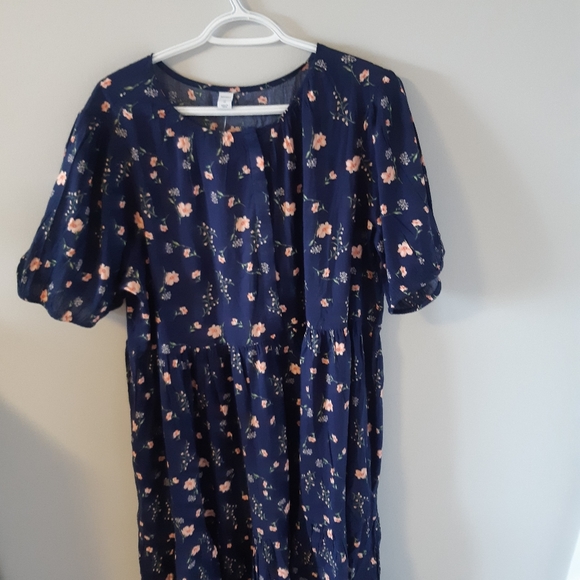 Various dresses, a blouse & shoes - Picture 9 of 9